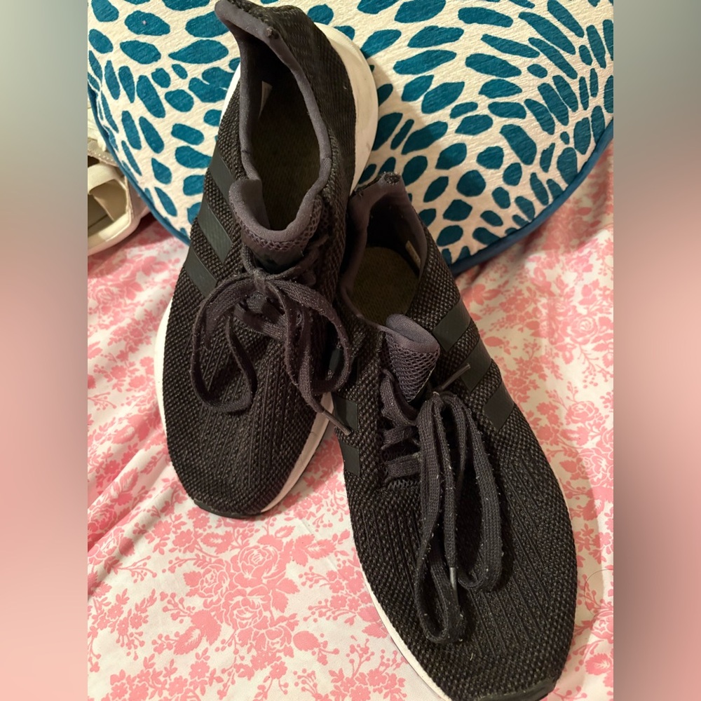 Adidas swift run 1.0 worn great price
men’s 9 women’s 11 Athletic miles left! - Picture 4 of 9